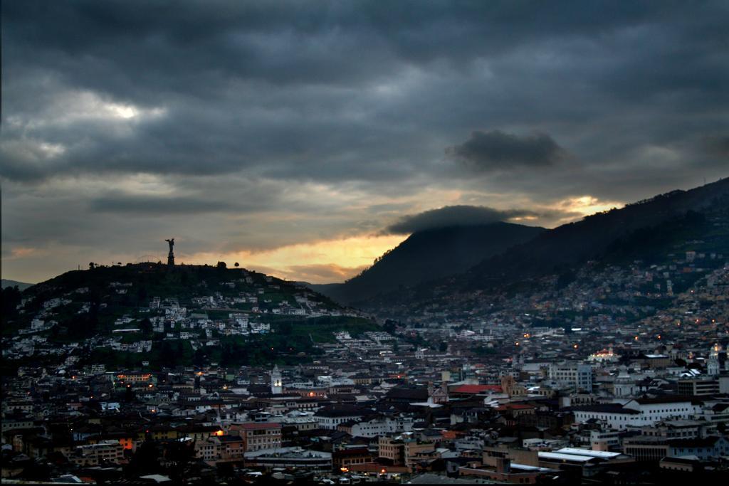 Hotel Huasi Continental Quito Exterior photo