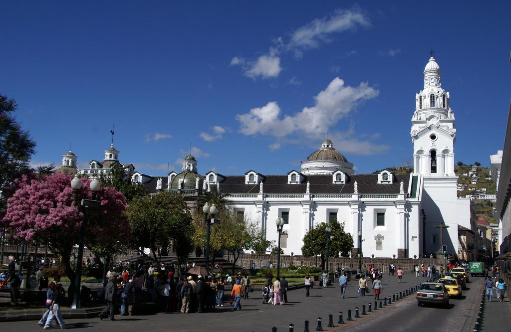 Hotel Huasi Continental Quito Exterior photo